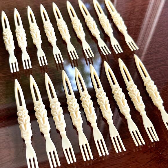 Vintage Celluloid Appetizer Forks – Tiki Party Style – Set of 18 - Picture 4 of 7